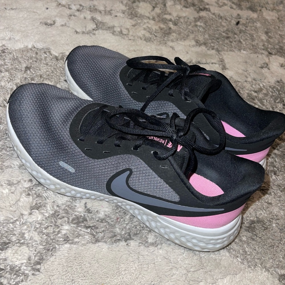 Nike Womens Revolution size 11.5 W